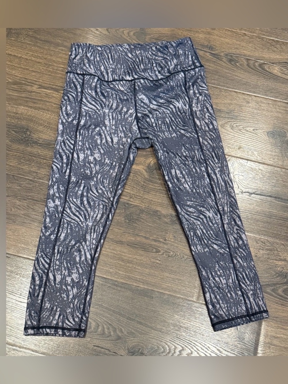 High Waist Printed Leggings Womenโs Large Side Pockets Gray Black